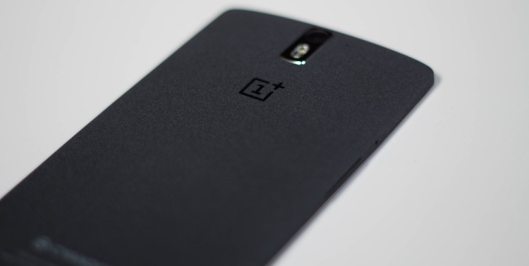 The Sandstone finish on the back of the 64 GB OnePlus One.